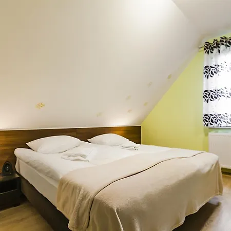 Komuny Paryskiej, Sun & Snow شقة كارباش