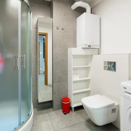 Komuny Paryskiej, Sun & Snow 公寓 *