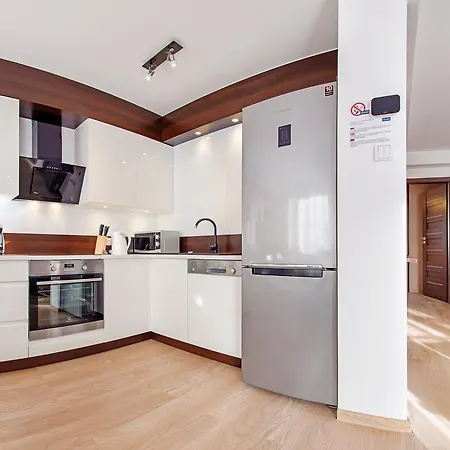 Komuny Paryskiej, Sun & Snow *