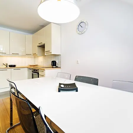 Komuny Paryskiej, Sun & Snow 公寓 *