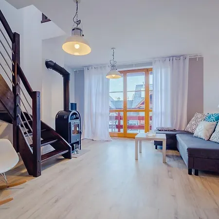 Komuny Paryskiej, Sun & Snow 公寓 *